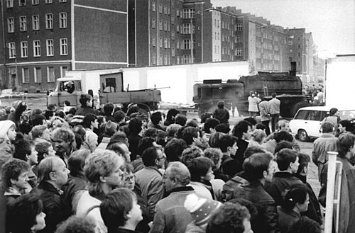 Väkijoukko avatulla rajanylityspaikalla Berliinissä marraskuussa 1989