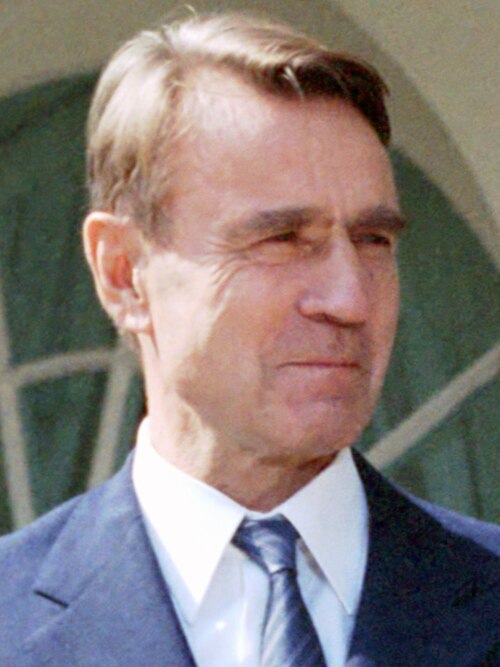Presidentti Mauno Koivisto Valkoisen talon ruusutarhassa 1983