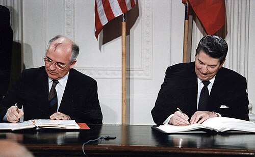 Gorbatšov ja Reagan allekirjoittavat INF-sopimuksen 1987